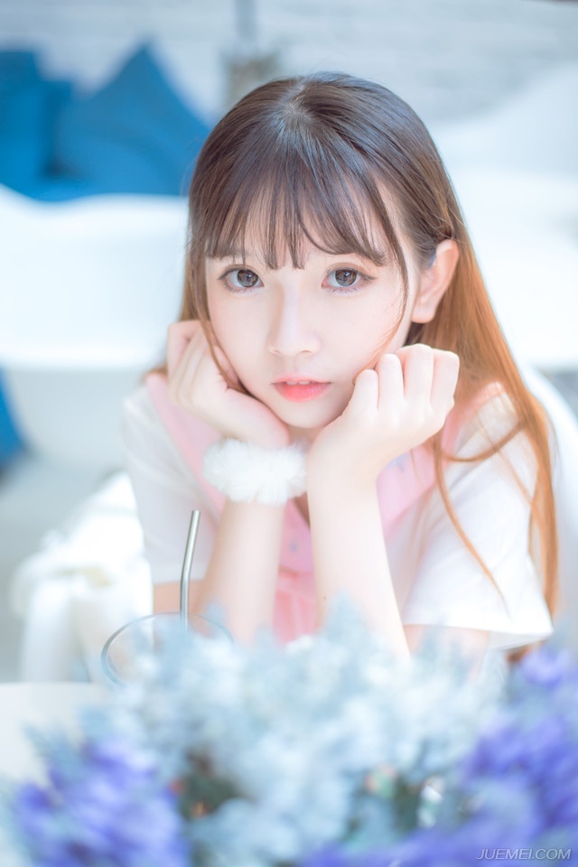 更重要的是，庞统带来的竟然是阆中兵马，也就是说，阆中十万大军，此刻已经降了吕布，那可是蜀中的大半兵力，成都如今是有三万守军，但那又怎样？现在连求援的地方都没有，加上内部人心背离，守城将士都是出工不出力的状态，否则的话，庞统带来的只有两万人，怎会给成都如此大的压力？